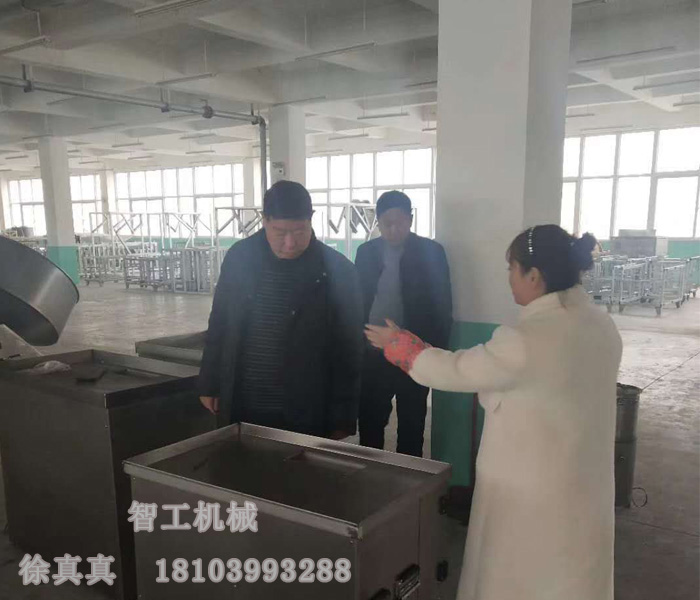 魯山老客戶再次來許昌智工考察訂購湯圓機、元宵制陷機！
