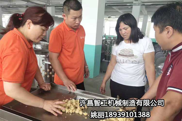 河南周口客戶自帶原料到許昌智工考察、試機制餡機?。ㄗ龈恻c）